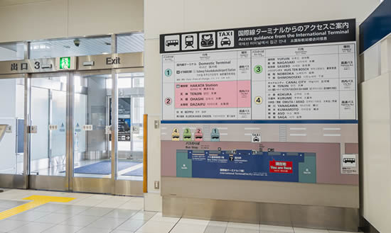 『从国际线航站楼前往路线』显示牌的图片
